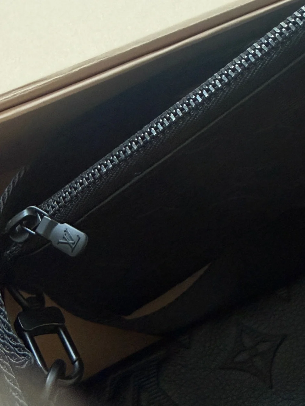 Louis Vuitton Black messenger Monogram Crossbody Bag MINT